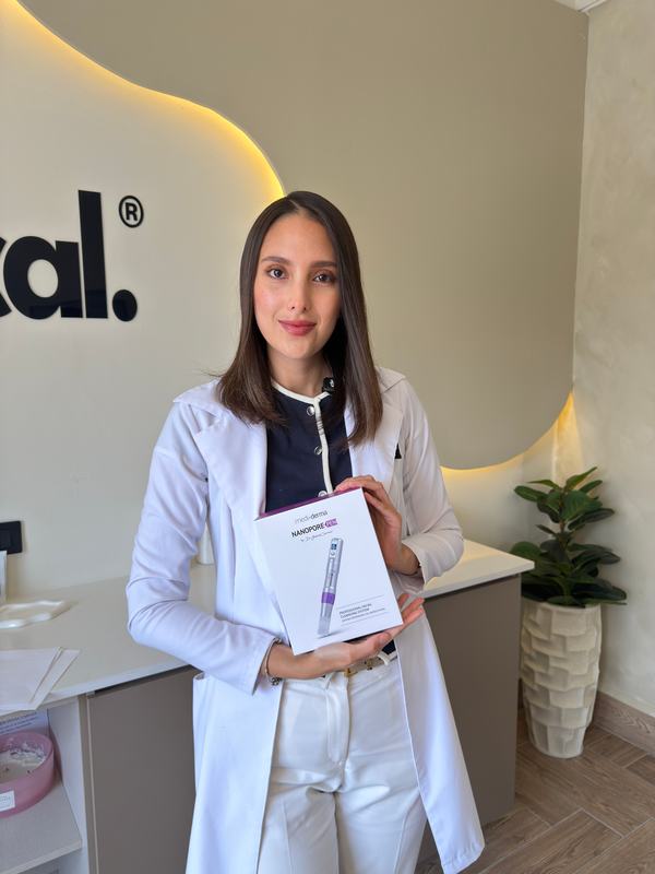 Doctora de Skinical con la caja de Nanopore